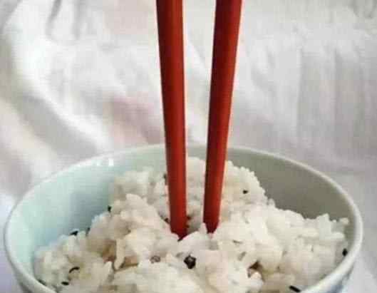 筷子插在饭上意味什么 把筷子插饭里会倒霉吗 插在碗里对谁不好